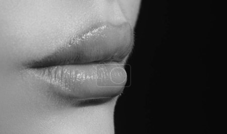 Téléchargez les photos : Des lèvres pleines sexy. Gloss des lèvres et de la bouche des femmes. Lèvres sensuelles - en image libre de droit