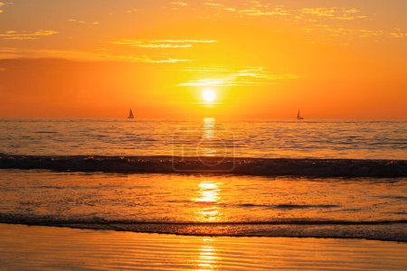 Téléchargez les photos : Lever de soleil sur la mer et beau paysage nuageux. Coucher de soleil coloré plage océan - en image libre de droit