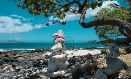 Téléchargez les photos : Pyramide de pierres sur la plage de galets symbolisant la stabilité, zen, harmonie, équilibre - en image libre de droit