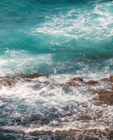Foto de Paisaje costero con mar azul y preciosos acantilados. Rocas de piedra en la costa en agua azul - Imagen libre de derechos