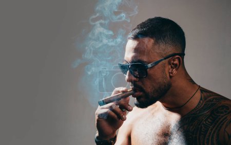 Foto de Retrato de un hombre guapo con cara seria fumando cigarro. Jefe de la mafia - Imagen libre de derechos