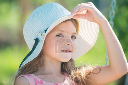 Téléchargez les photos : Spring kids girl outdoor in the park, child cute face - en image libre de droit