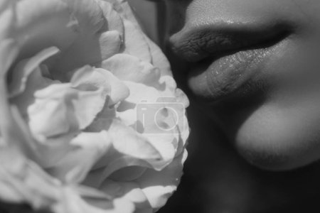 Téléchargez les photos : Des lèvres roses. Peinture naturelle des lèvres. Lèvres sensuelles sur la bouche de belles filles modèle. Maquillage beauté de près. Le printemps coule - en image libre de droit