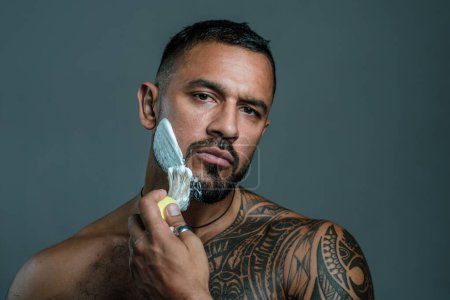 Foto de Hombre afeitado con crema de espuma en la cara. Guapo sexy chico afeitándose - Imagen libre de derechos