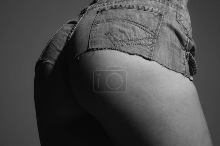 Téléchargez les photos : Firm buttocks in in jeans shorts. Big sexy womans butt. Beauty form ass - en image libre de droit