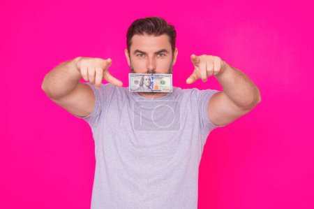 Foto de Hombre con dinero billete de 100 dólares en rosa - Imagen libre de derechos