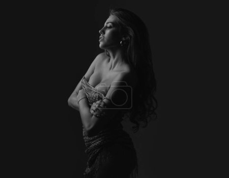 Foto de Chica de moda. Retrato de mujer elegante con luz sobre fondo negro. Hermosa cara femenina - Imagen libre de derechos