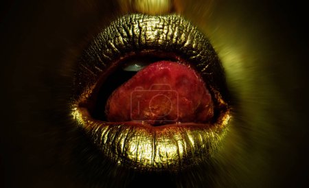Téléchargez les photos : Bouche dorée avec langue. Lèvres d'or sexy, art doré - en image libre de droit