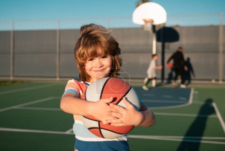 Foto de Lindo niño jugando baloncesto. Deporte para niños - Imagen libre de derechos