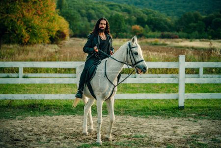 Téléchargez les photos : Homme fermier sexy équitation. Un bel homme musclé à cheval. Beau cow-boy. Jeune homme musclé en t-shirt à cheval - en image libre de droit
