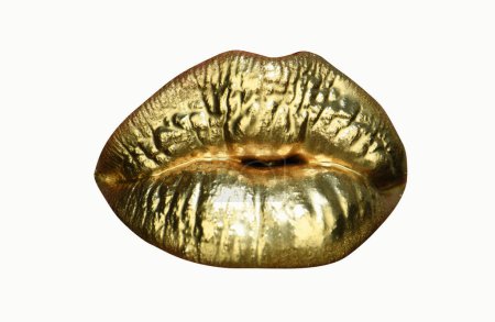 Téléchargez les photos : Maquillage de luxe lèvres dorées. Lèvres dorées avec rouge à lèvres doré. Peinture dorée sur les lèvres d'une fille sexy. Bouche de femme sensuelle, fond isolé. Fond d'art isolé - en image libre de droit