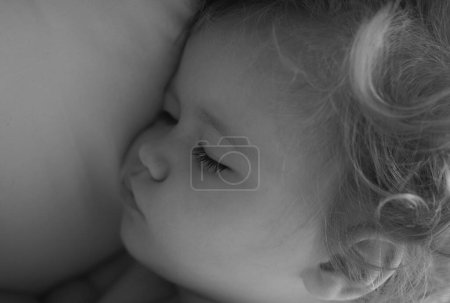 Foto de Cara de primer plano del bebé durmiendo en la cama. Retrato de niños somnolientos - Imagen libre de derechos