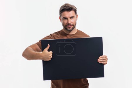Téléchargez les photos : Homme avec panneau vierge pour la publicité - en image libre de droit