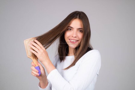 Foto de Hermosa mujer peinándose el pelo en el estudio - Imagen libre de derechos