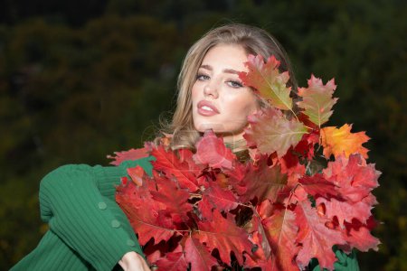 Foto de Retrato de mujer joven con hojas de otoño. Chica romántica sueño, mantenga caída hojas de arce. Temporada otoñal - Imagen libre de derechos