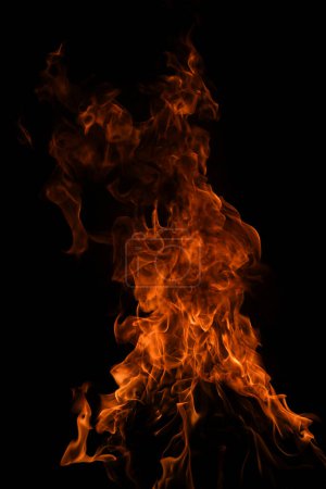 Foto de Fuego de llama. Quemar luces sobre un fondo negro. Llamas de fuego sobre fondo negro. Fondo de llama de fuego abstracto - Imagen libre de derechos