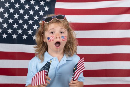 Foto de Día de la Independencia 4 de julio. Concepto de Estados Unidos de América y niños. Cuatro de julio día de la independencia de los EE.UU.. Niño con mejilla de bandera americana. Cara divertida sorprendida de los niños - Imagen libre de derechos
