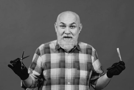 Foto de Retrato de hombre barbudo con estilo hombre con barba bigote gris. Vieja peluquera con tijeras y navaja. Peluquería vintage, afeitado - Imagen libre de derechos