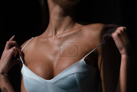 Téléchargez les photos : Femmes seins seins, femme après la chirurgie plastique. Poitrine sexy en soutien-gorge blanc. Femme sexy, seins, gros seins. Soutien-gorge poitrine sexy - en image libre de droit