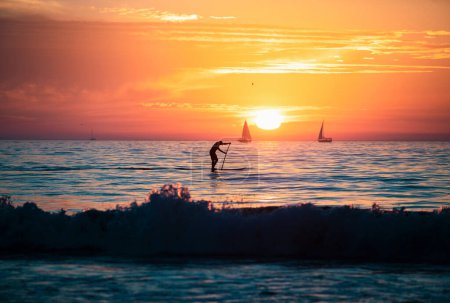 Téléchargez les photos : Silhouette de planche à pagaie. Plage tropicale océan de mer avec coucher ou lever du soleil pour les vacances d'été. Paysage marin océanique - en image libre de droit