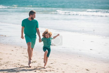 Téléchargez les photos : Père et fils courent sur la mer. Homme famile relations concept - en image libre de droit