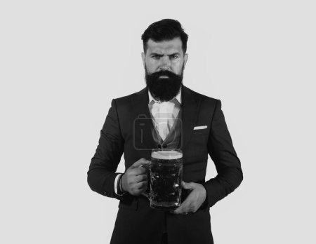 Foto de Retro man in classic suit drinking beer. Bearded guy in business outfit looks happy and satisfied. Portrait of man with lifted high glass of beer isoalted on white - Imagen libre de derechos
