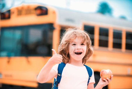 Foto de Niños felices en el autobús escolar. Niño pulgares hacia arriba sonriendo y feliz. Regreso a la escuela y tiempo feliz - Imagen libre de derechos