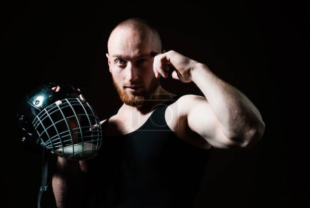 Téléchargez les photos : Homme sexy avec casque de protection sur noir - en image libre de droit