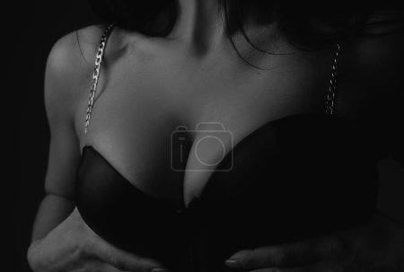 Téléchargez les photos : Beautiful body of woman big boobs in black bra, sexy tits in lingerie. Close up of sexy female breast in black lace bra - en image libre de droit