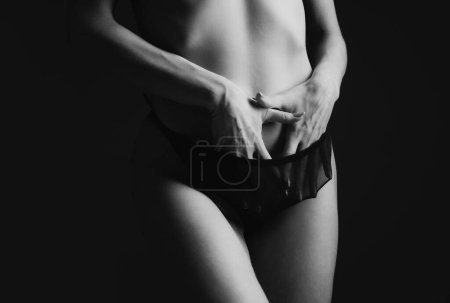 Foto de Secreción vaginal. Hermoso modelo sexy con cuerpo perfecto en lencería de encaje negro. Perfecto mujeres cuerpo de cerca - Imagen libre de derechos