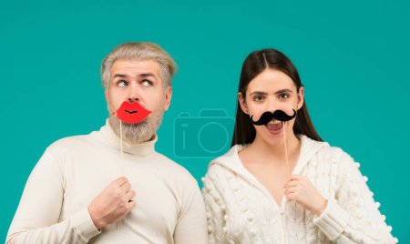 Foto de Retrato de pareja divertida joven con bigote en los labios, Mr y Mrs concepto - Imagen libre de derechos