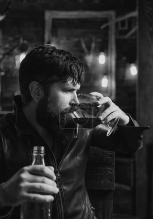 Téléchargez les photos : Les hommes ivres hipster boire de l'alcool se sentent seuls et désespérés dans le stress émotionnel. Dépendance à l'alcool, homme ivre - en image libre de droit
