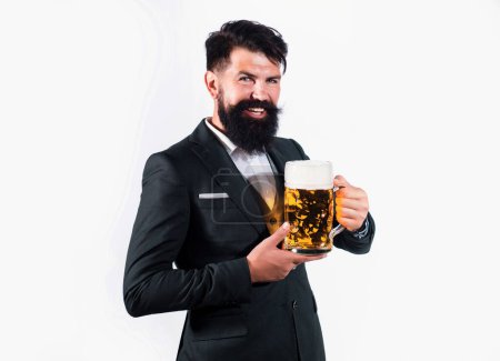 Foto de Hipster con barba y bigote en traje bebe cerveza después de la jornada laboral. Alemania Baviera. Hora de la cerveza. Barman sosteniendo una pinta de cerveza - Imagen libre de derechos