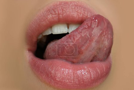 Foto de Lamida sensual. Arte labios rojos. Sexy mujeres abren la boca, lamiendo, lengua sobresaliendo - Imagen libre de derechos