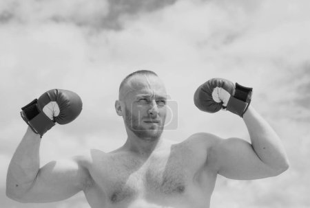 Téléchargez les photos : Boxer fighter training outdoors. Strong muscular boxing man. Muscular athlete man body - en image libre de droit