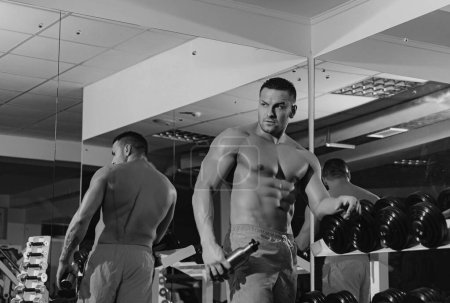 Foto de Man in gym. Strong muscular man in crossfit gym. Workout lifestyle concept. Handsome man doing functional training workout - Imagen libre de derechos
