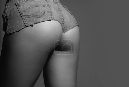 Foto de Female with sexy ass in jeans shorts. Sexy butt. Sexy curves girl butt without cellulite - Imagen libre de derechos
