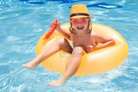 Téléchargez les photos : Face d'enfant d'été. Enfant dans la piscine. Activité estivale pour enfants. Vacances d'été. Mode de vie sain des enfants - en image libre de droit
