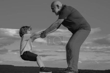 Foto de Padre o Abuelo criticando a su hijo desobediente por mal comportamiento. Cmauvais ton. prácticas de cría de hilados - Imagen libre de derechos