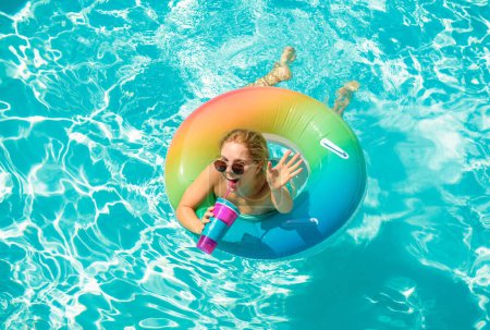Téléchargez les photos : Resort piscine. J'aime les vacances. Femme en maillot de bain sur cercle gonflable dans la piscine - en image libre de droit