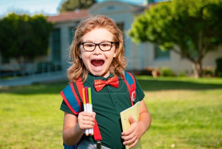 Foto de De vuelta a la escuela. Feliz estudiante emocionado sonriente de la escuela primaria. Primer día de otoño otoño - Imagen libre de derechos