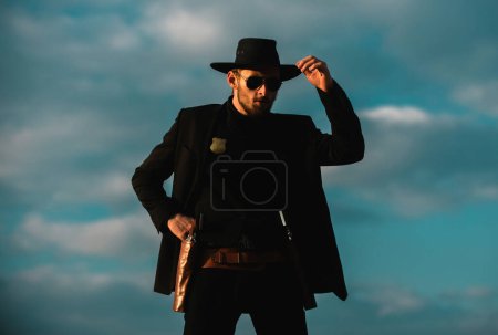 Foto de Se busca occidental. Vaquero con arma. Bandido americano, hombre occidental con sombrero. Oeste y armas - Imagen libre de derechos