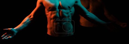 Foto de Cuerpo de hombre musculoso sobre fondo negro. Cuerpo fuerte desnudo, hombre desnudo. Sexy torso desnudo, seis abdominales paquete - Imagen libre de derechos