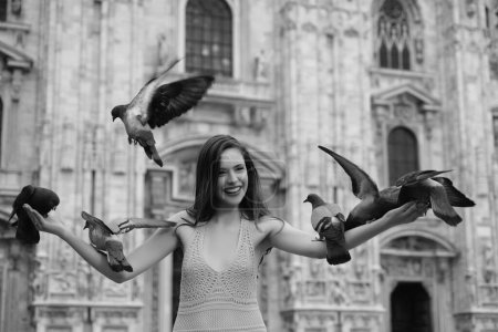 Téléchargez les photos : Jeune femme sur la cathédrale Duomo di Milano. Heureux touriste en face de la cathédrale Duomo, Milan. Fille voyageant en Italie - en image libre de droit
