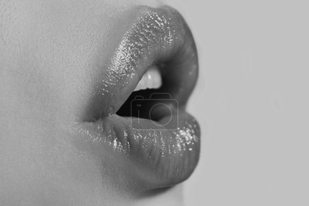 Téléchargez les photos : Passion et sensualité lèvres. Sensuelle fille sucer - en image libre de droit