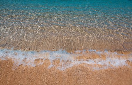 Foto de Calma mar playa fondo. Playa tropical de verano con arena. Agua del océano. Paisaje marino natural - Imagen libre de derechos