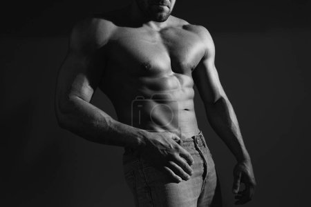Foto de Joven sexy con un torso desnudo. Hombre musculoso guapo con seis abdominales. Hombre desnudo - Imagen libre de derechos