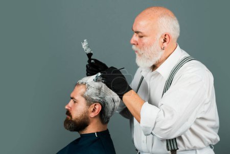 Foto de Colorante de cabello hombre. Peluquero hacer un corte de pelo para colorear - Imagen libre de derechos