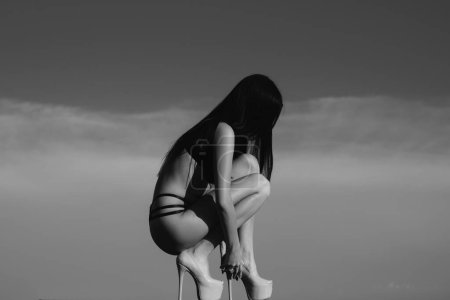 Foto de Moda, chica de belleza. Mujer piernas largas en tacones - Imagen libre de derechos