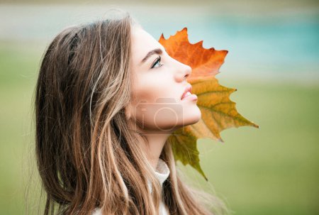 Foto de Primer plano retrato de hermosa mujer de otoño al aire libre - Imagen libre de derechos